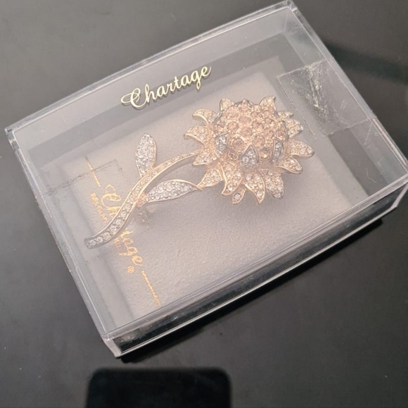 A flower shaped brooch - Picture 2 of 3